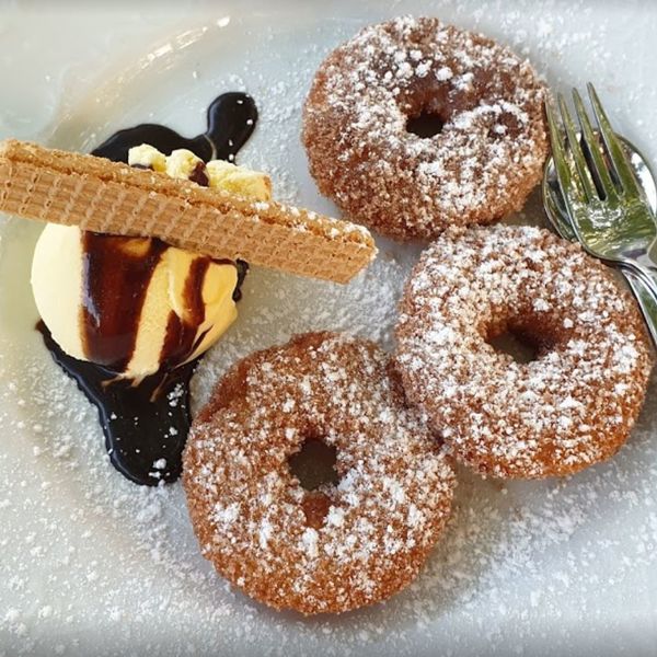 Apfelküchle mit Vanilleeis (via Google)