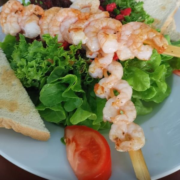 Garnelenspieß auf Salatbett (via Google)