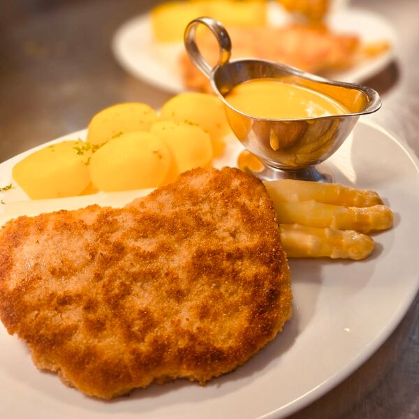 Schnitzel auf Spargel