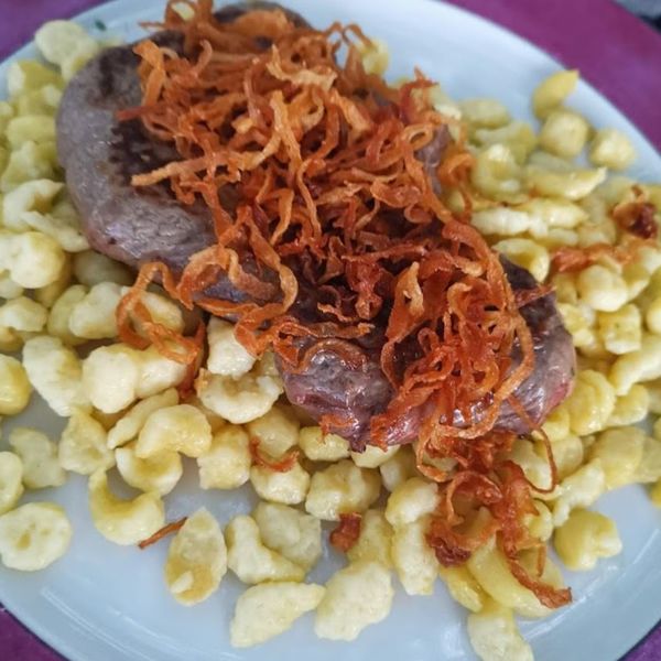 Zwiebelrostbraten auf hausgemachten Spätzle (via Google)